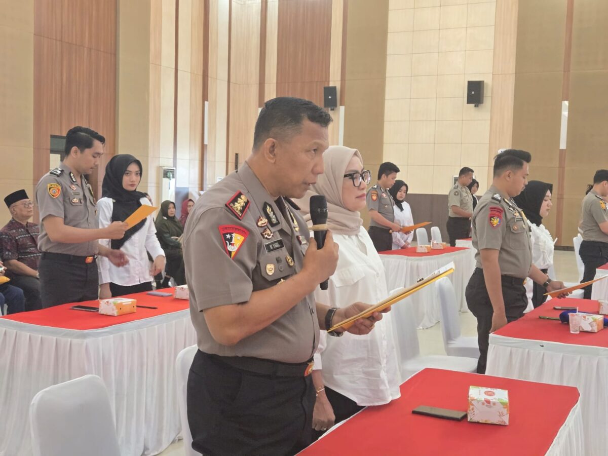 AKBP M. Yamil bersama Ketua DPRD Kota Metro Ria Hartini saat mengikuti bimbingan pernikahan di Polda Lampung | Ist.