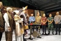 Bupati Tanggamus, Moh.Saleh Asnawi di dampingi istri, Wakil Bupati Agus Suranto dan Forkopimda membuka Pagelaran Seni dan Budaya Tanggamus di Taman Kota Soekarno Kota Agung, Sabtu 26 Juli 2025, malam | Herdi/Media Prioritastv.com.