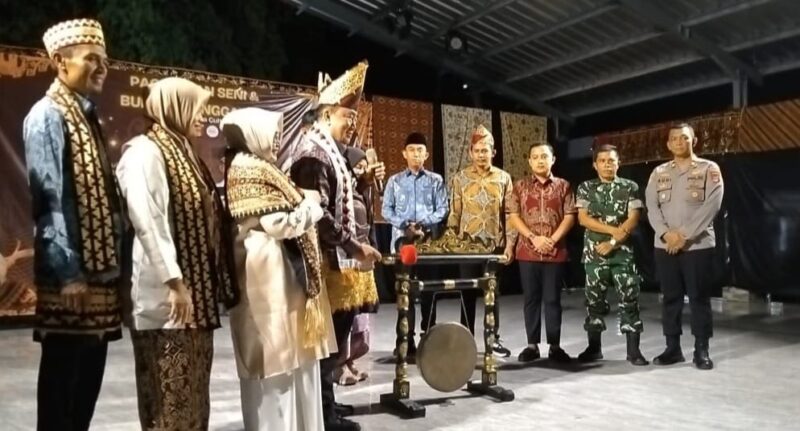 Bupati Tanggamus, Moh.Saleh Asnawi di dampingi istri, Wakil Bupati Agus Suranto dan Forkopimda membuka Pagelaran Seni dan Budaya Tanggamus di Taman Kota Soekarno Kota Agung, Sabtu 26 Juli 2025, malam | Herdi/Media Prioritastv.com.