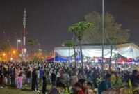 Ratusan masyarakat menikmati kemeriahan malam pagelaran seni budaya tanggamus di taman soekarno, kota agung, sabtu 26 juli 2025, malam | Herdi/Media Prioritastv.com.