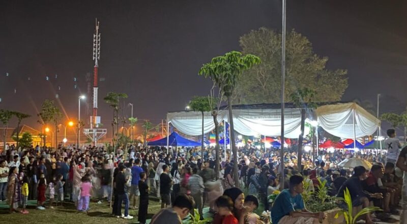 Ratusan masyarakat menikmati kemeriahan malam pagelaran seni budaya tanggamus di taman soekarno, kota agung, sabtu 26 juli 2025, malam | Herdi/Media Prioritastv.com.