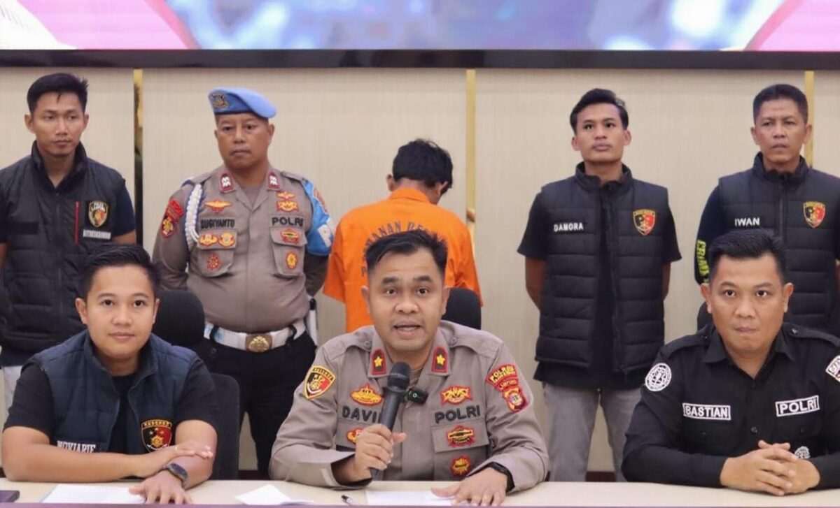 Wakapolres Tulang Bawang, Kompol David J Sianipar saat menjelaskan motif pembunuhan anak 10 tahun di mes karyawan dalam konferensi pers, Sabtu 26 Juli 2025 | Dok. Humas Polres Tulang Bawang.