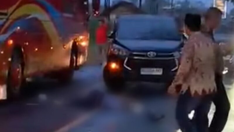Kondisi korban sesaat setelah kecelakaan Jalan Raya Tempuran, Kecamatan Trimurjo, Kabupaten Lampung Tengah, Minggu (27/7/2025) sore sekitar pukul 18.00 WIB | Dok. Tangkapan Layar Video.