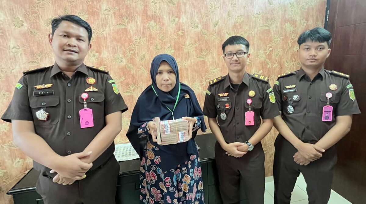 Kejaksaan Negeri Tanggamus saat menerima penyerahan uang titipan dari keluarga tersangka, Senin 28 Juli 2025 | Dok. Kejari Tanggamus.