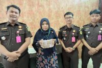 Kejaksaan Negeri Tanggamus saat menerima penyerahan uang titipan dari keluarga tersangka, Senin 28 Juli 2025 | Dok. Kejari Tanggamus.