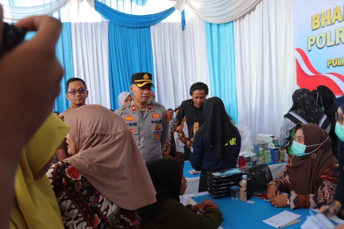 Wakapolres Tanggamus Kompol Gigih Andri Putranto saat memastikan pelayanan kesehatan berjalan baik di Pekon Tekad, Pulau Panggung, Senin 28 Juli 2025 | Herdi/Media Prioritastv.com.