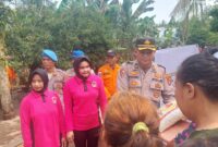 Kabag Ops Polres Tanggamus Kompol Yoffie Kurniawan, S.H., M.H., bersama Bhayangkari menyerahkan bantuan bahan pangan kepada warga terdampak banjir di Pekon Soponyono, Kecamatan Wonosobo, Selasa (29/7/2025).