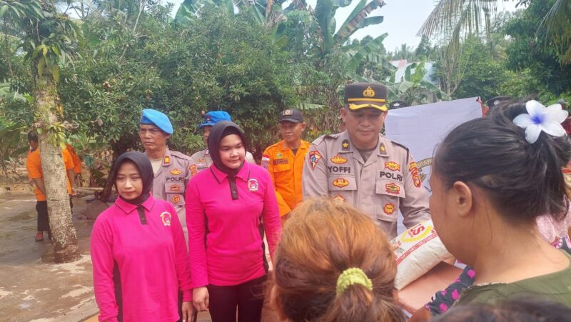 Kabag Ops Polres Tanggamus Kompol Yoffie Kurniawan, S.H., M.H., bersama Bhayangkari menyerahkan bantuan bahan pangan kepada warga terdampak banjir di Pekon Soponyono, Kecamatan Wonosobo, Selasa (29/7/2025).