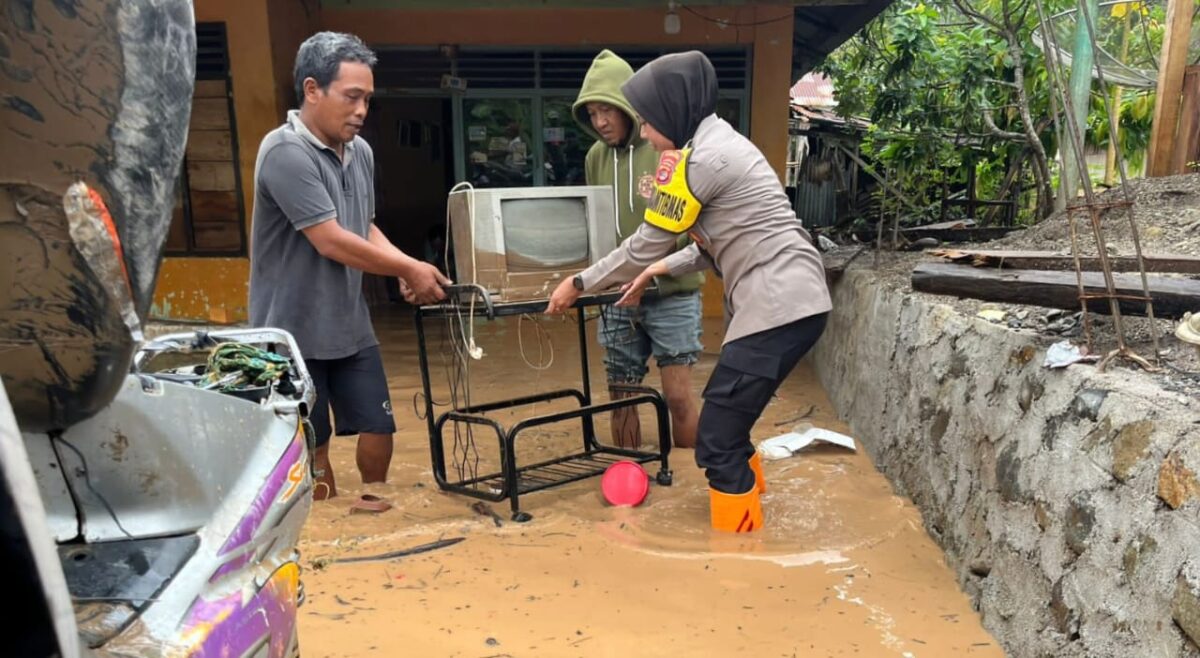 Bripka Pera saat membantu warga yang terdampak banjir di Wonosobo Tanggamus, Selasa 29 Juli 2025 | Dok. Humas Polres Tanggamus.