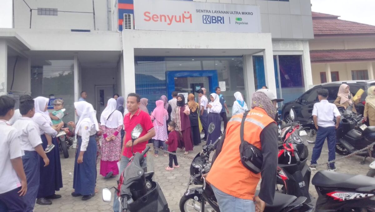 Pelajar SMP yang sedang mengantri pengambilan PIP di salah satu bank BRI Kecamatan Kadugede Kabupaten Kuningan, Jawa Barat, Selasa 29 Juli 2025 | Arif Rahman/Media Prioritastv.com.