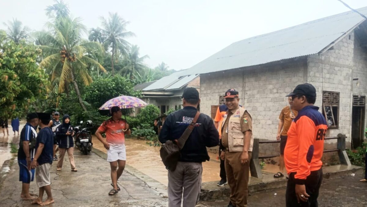 Kalak BPBD Tanggamus Irvan Wahyudi saat melaksanakan pemeriksaan banjir di Pekon Soponyono, Wonosobo, Selasa 29 Juli 2025 | Herdi/Media Prioritastv.com.