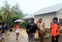 Kalak BPBD Tanggamus Irvan Wahyudi saat melaksanakan pemeriksaan banjir di Pekon Soponyono, Wonosobo, Selasa 29 Juli 2025 | Herdi/Media Prioritastv.com.