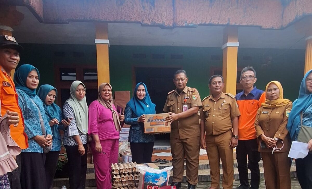 Kalak BPBD Tanggamus, Irvan Wahyudi saat menyerahkan bantun bahan pokok di dapur umum di Pekon Soponyono, Wonosobo, Selasa 29 Juli 2025 | Herdi/Media Prioritastv.com.