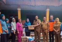 Kalak BPBD Tanggamus, Irvan Wahyudi saat menyerahkan bantun bahan pokok di dapur umum di Pekon Soponyono, Wonosobo, Selasa 29 Juli 2025 | Herdi/Media Prioritastv.com.