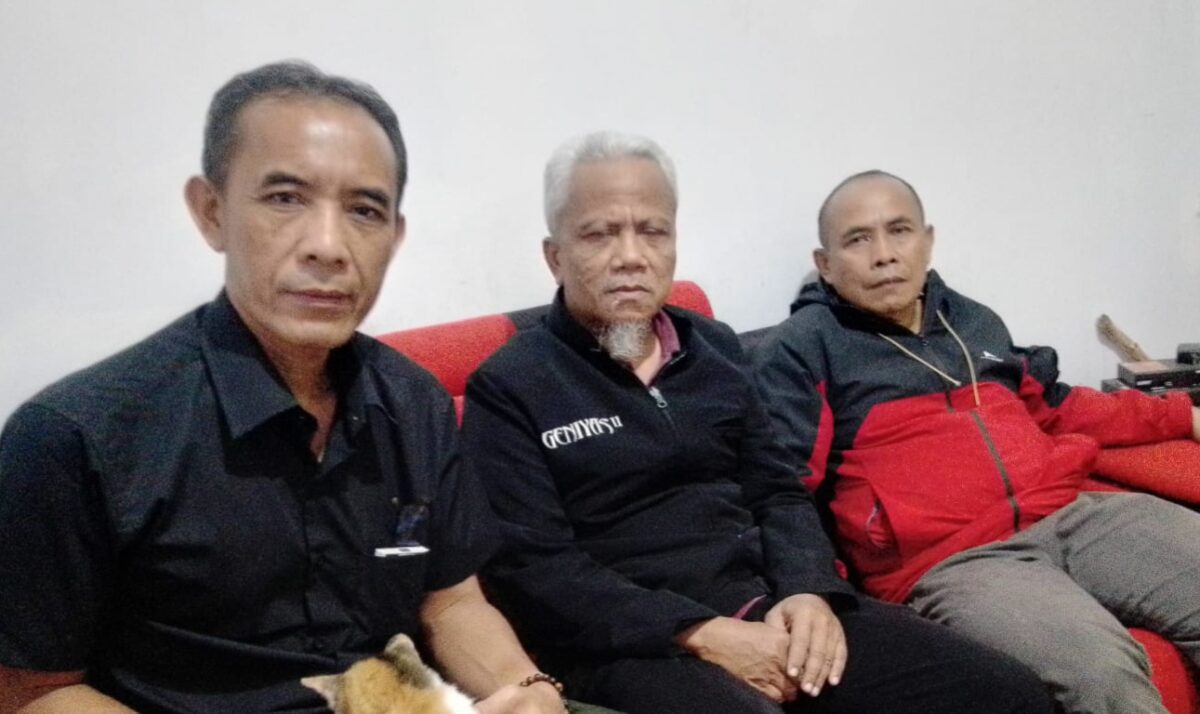 Kepala SMPN 1 Nusaherang Ade Supardi, S.Pd, bersama Wakil Kepala Sekolah bidang Sarana dan Prasarana Damanhuri, S.Ag, serta Wakil Kepala Sekolah bidang Kurikulum Nunu Nurasa, M.Pd, datang langsung ke kantor Biro Media Prioritastv.com Kuningan, Jawa Barat pada Selasa malam, 29 Juli 2025, sekitar pukul 22.00 WIB | Arif Rahman/Media Prioritastv.com.