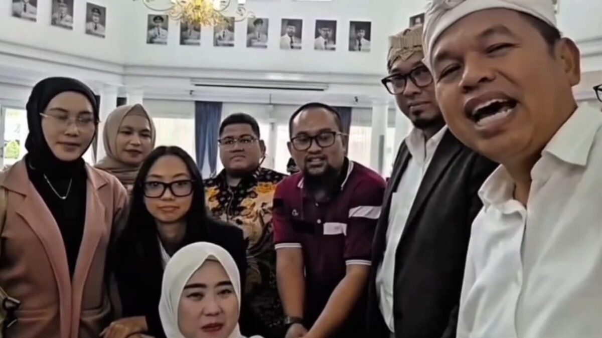 Gubernur Jawa Barat, KDM saat bersama keluarga Andi-Irmawati dan Tim Hotman 911 di Gedung Pakuan, Kota Bandung beberapa waktu lalu | Ist.