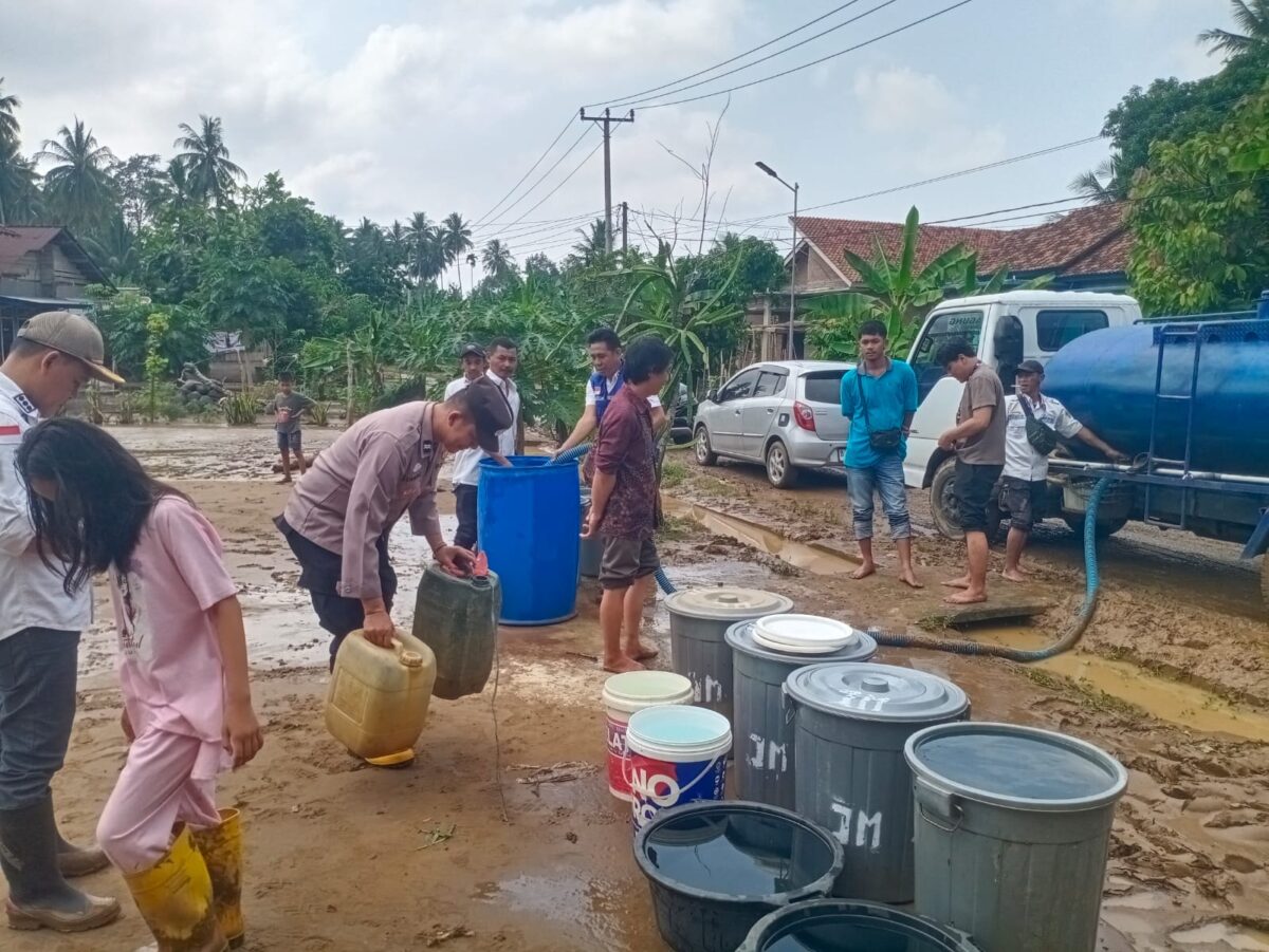 Penyaluran Air Bersih di Semaka Tanggamus, Rabu 30 Juli 2025 | Dok. Humas Polres Tanggamus.