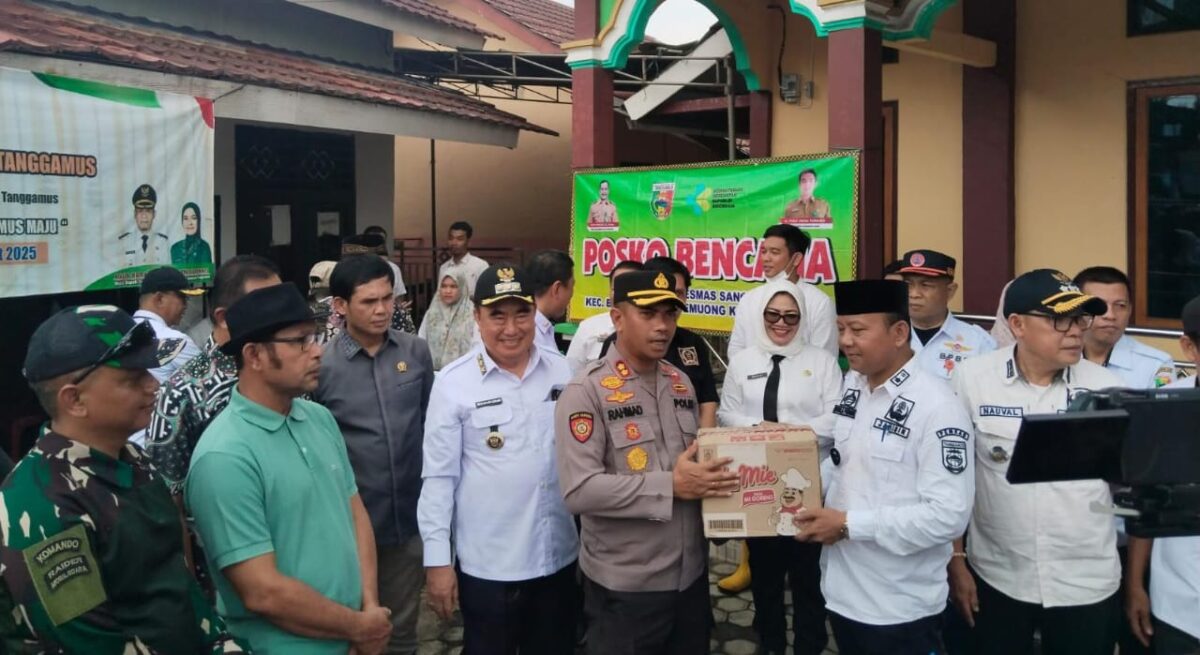 Bupati Tanggamus Drs. Hi. Moh. Saleh Asnawi, M.A., M.H. bersama Kapolres AKBP Rahmad Sujatmiko, S.I.K., M.H. dan jajaran Forkopimda menyerahkan bantuan sembako kepada warga terdampak banjir di Posko Bencana Pekon Rajabasa, Kecamatan BNS, Rabu (30/7/2025). 
