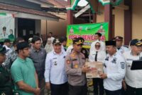Bupati Tanggamus Drs. Hi. Moh. Saleh Asnawi, M.A., M.H. bersama Kapolres AKBP Rahmad Sujatmiko, S.I.K., M.H. dan jajaran Forkopimda menyerahkan bantuan sembako kepada warga terdampak banjir di Posko Bencana Pekon Rajabasa, Kecamatan BNS, Rabu (30/7/2025).