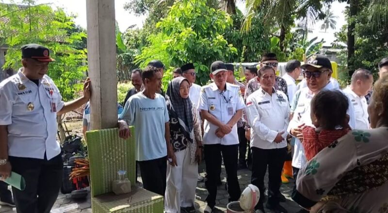 Bupati Tanggamus Moh. Saleh Asnawi dan rombongan saat berinteraksi dengan masyarakat Pekon Sripurnomo, Wonosobo, Rabu 30 Juli 2025 | Herdi/Media Prioritastv.com.