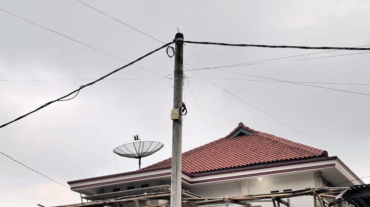 Kondisi tiang dan kabel PLN di Pekon Pardasuka, Wonosobo, Tanggamus yang belum teraliri listrik sejak 7 tahun silam, Rabu 30 Juli 2025 | Asrul Ariski/Media Prioritastv.com.