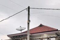 Kondisi tiang dan kabel PLN di Pekon Pardasuka, Wonosobo, Tanggamus yang belum teraliri listrik sejak 7 tahun silam, Rabu 30 Juli 2025 | Asrul Ariski/Media Prioritastv.com.