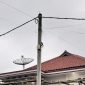 Kondisi tiang dan kabel PLN di Pekon Pardasuka, Wonosobo, Tanggamus yang belum teraliri listrik sejak 7 tahun silam, Rabu 30 Juli 2025 | Asrul Ariski/Media Prioritastv.com.