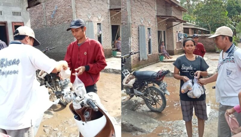 Kolase foto saat Kepala Pekon Soponyono Agung Trihatmoko saat menyerahkan makan matang kepada warganya yang terdampak banjir, Rabu 30 Juli 2025 | Herdi/Media Prioritastv.com.