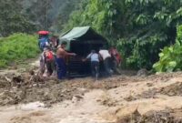 Satu mobil yang terjebak longsor di Jalan Lintas Kota Agung Timur - Limau Tanggamus, Rabu 30 Juli 2025 | Dok. Warga.