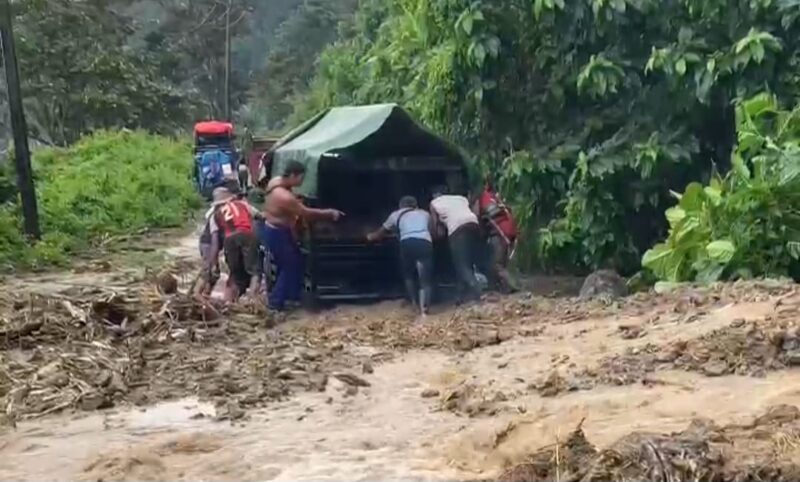 Satu mobil yang terjebak longsor di Jalan Lintas Kota Agung Timur - Limau Tanggamus, Rabu 30 Juli 2025 | Dok. Warga.