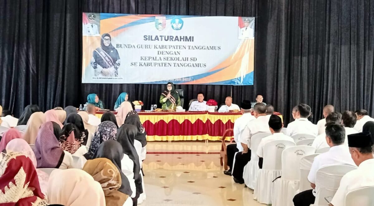 Bunda Guru Kabupaten Tanggamus, Dra. Hj. Siti Mahmudah Saleh, M.Pd saat menyampaikan pesan kepada para guru, Rabu 20 Juli 2025 | Dok. Kominfo Tanggamus.