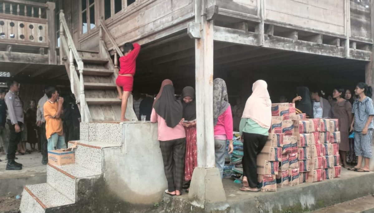 Kedatangan logistik untuk Korban Banjir di Gunung Doh Tanggamus dari Anggota DPR RI Rahmawati Herdian dari Partai NasDem, Rabu 30 Juli 2025, sore disambut antusias warga| Herdi/Media Prioritastv.com.