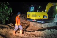 BPBD Tanggamus saat membersihkan material longsor di Jalan Pekon Ketapang, Limau, Rabu 30 Juli 2025, malam |