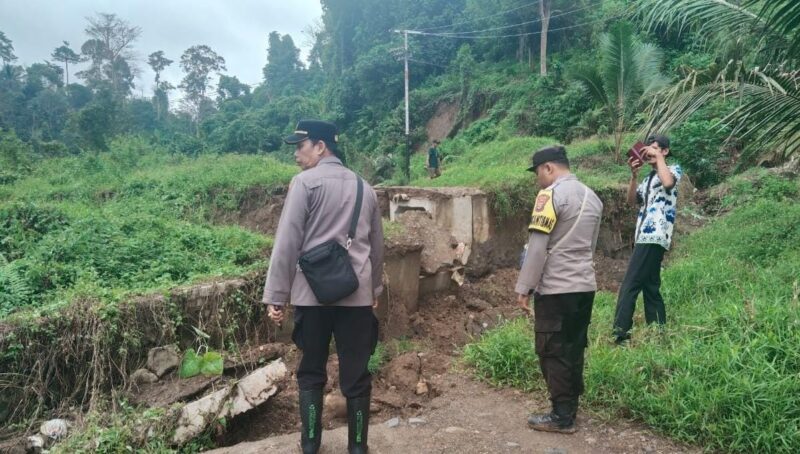 Kapolsek Wonosobo Iptu Tjasudin saat meninjau jembatan ambrol penghubung Pekon Sanggi dan Atar Lebar, Bandar Negeri Semuong, Tanggamus, Kamis 31 Juli 2025 | Dok. Polres Tanggamus.