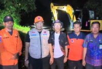 Kalak BPBD Tanggamus saat memimpin pembersihan material longsor Pekon Padang Ratu Kecamatan Limau, Kamis 31 Juli 2025, malam |