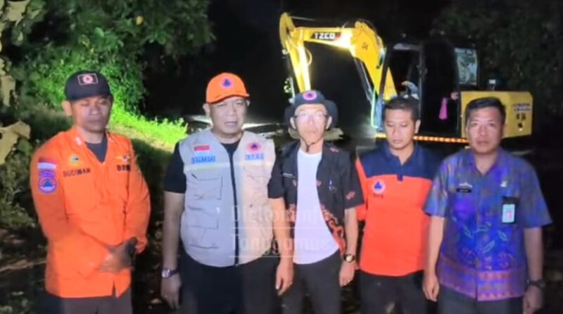 Kalak BPBD Tanggamus saat memimpin pembersihan material longsor Pekon Padang Ratu Kecamatan Limau, Kamis 31 Juli 2025, malam |