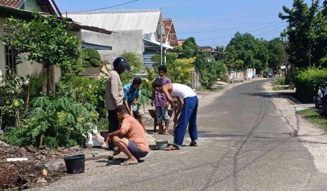 
 Warga Yosorejo Perbaiki Sendiri Jalan Batanghari yang Rusak, Pemkot Metro ke Mana?