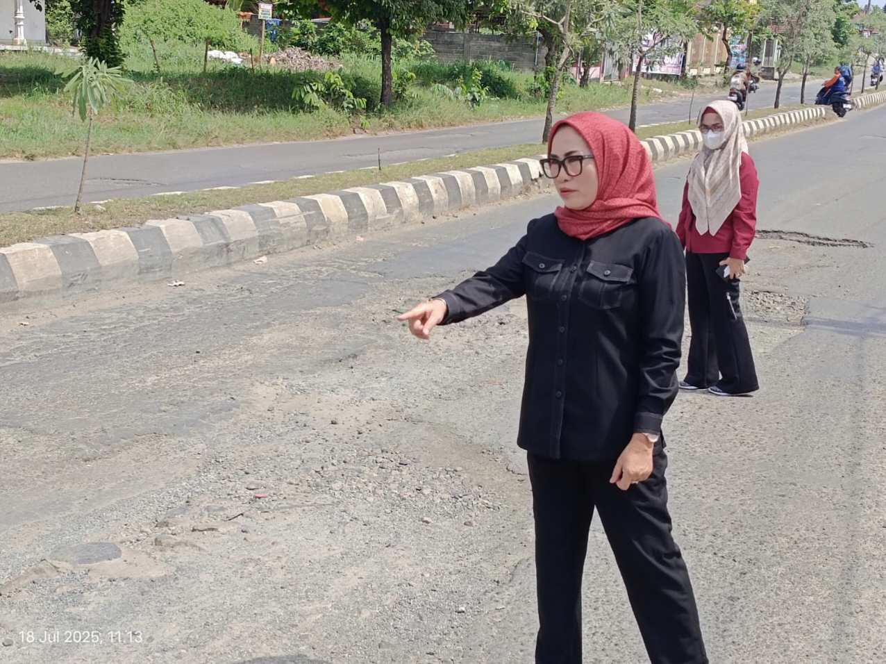 Ria Hartini Saat Meninjau Jalan Patimura yang Rusak Parah