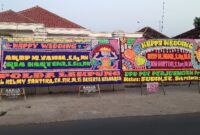 Ucapan papan bunga yang berjajar di depan kediaman Ketua DPRD Kota Metro, Ria Hartini, Sabtu 26 Juli 2025 | Raditya/Media Prioritastv.com.