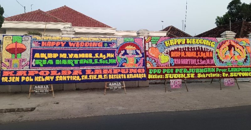 Ucapan papan bunga yang berjajar di depan kediaman Ketua DPRD Kota Metro, Ria Hartini, Sabtu 26 Juli 2025 | Raditya/Media Prioritastv.com.