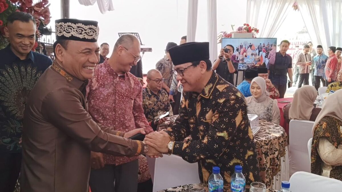 Walikota Metro, Bambang Iman Santoso saat bertemu dengan mantan Walikota sekaligus rivalnya dalam Pilkada sebelumnya, dr. Wahdi Siradjuddin, pada acara pernikahan Ketua DPRD Kota Metro, Ria Hartini, Sabtu (26/7/2025).