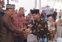 Walikota Metro, Bambang Iman Santoso saat bertemu dengan mantan Walikota sekaligus rivalnya dalam Pilkada sebelumnya, dr. Wahdi Siradjuddin, pada acara pernikahan Ketua DPRD Kota Metro, Ria Hartini, Sabtu (26/7/2025).