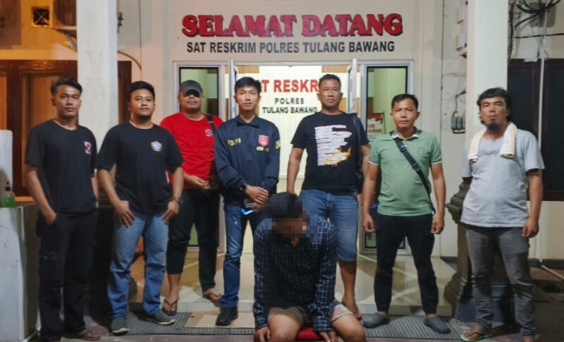 Tersangka setelah ditangkap polisi pada Jumat 4 Juli 2025, malam | Dok. Humas Polres Tulang Bawang.