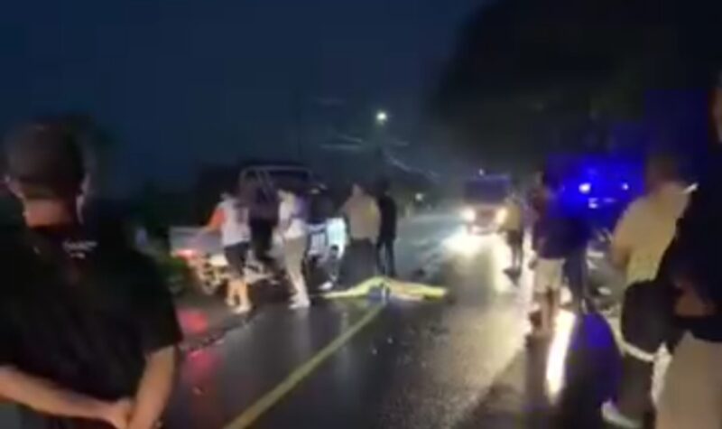 Polisi dibantu warga saat melakukan evakuasi korban ke rumah sakit, Minggu 27 Juli 2025 | Dok. Tangkapan Layar Video.