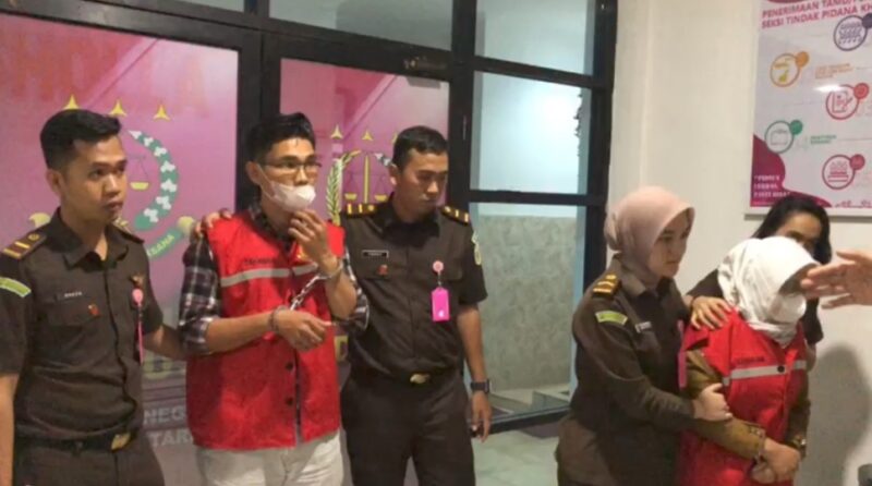 Kedua tersangka saat digelandang Kejari Lampung Utara menuju mobil tahanan, Selasa 29 Juli 2025, malam |