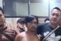 Polisi saat mengamankan Salam, penjual somai diduga pelaku pembunuhan di Natar, Lampung Selatan, Kamis 31 Juli 2025 | Ist.