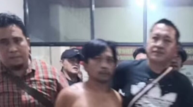 Polisi saat mengamankan Salam, penjual somai diduga pelaku pembunuhan di Natar, Lampung Selatan, Kamis 31 Juli 2025 | Ist.