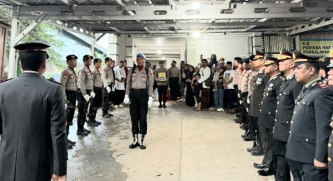 Prosesi keberangkatan jenazah Bripka Jestra Rastra menuju pemakaman di Jalan Cut Nyak Dien, Tanjung Karang, Bandar Lampung, Sabtu 26 Juli 2025, sore | Dok. Humas Polda Lampung.