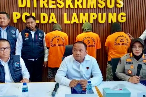 Direktur Ditreskrimsus Polda Lampung, Kombes Dery Agung Wijaya saat menyampaikan pengungkapan kasus Gay Facebook, Senin 7 Juli 2025 |