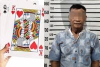 Kolase foto ilustrasi permainan kartu remi dan tersangka Encus yang ditangkap polisi | Dok. Humas Polres Pringsewu.